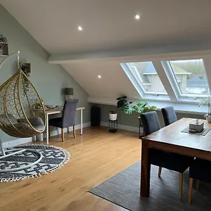 Peaceful Close To Airport With Parking Vakantiehuis